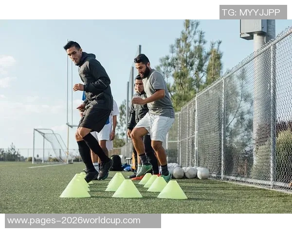 新手踢足球必备技巧与训练方法助你快速提升球技和场上表现 新手踢足球必备技巧与训练方法助你快速提升球技和场上表现